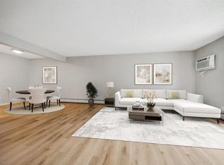 155 Gleason Lake Rd #212, Wayzata, MN 55391