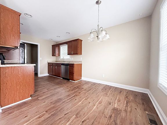 5th image of 2028 Reserve Dr