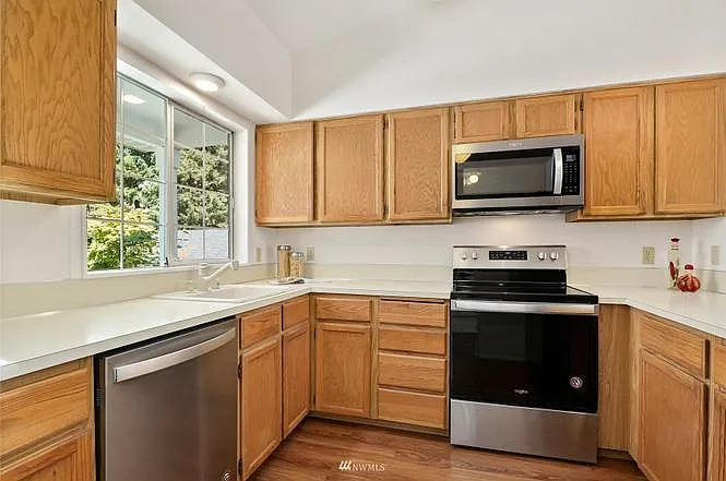 2 bed, 897 sqft, $2,400 — Photo 2