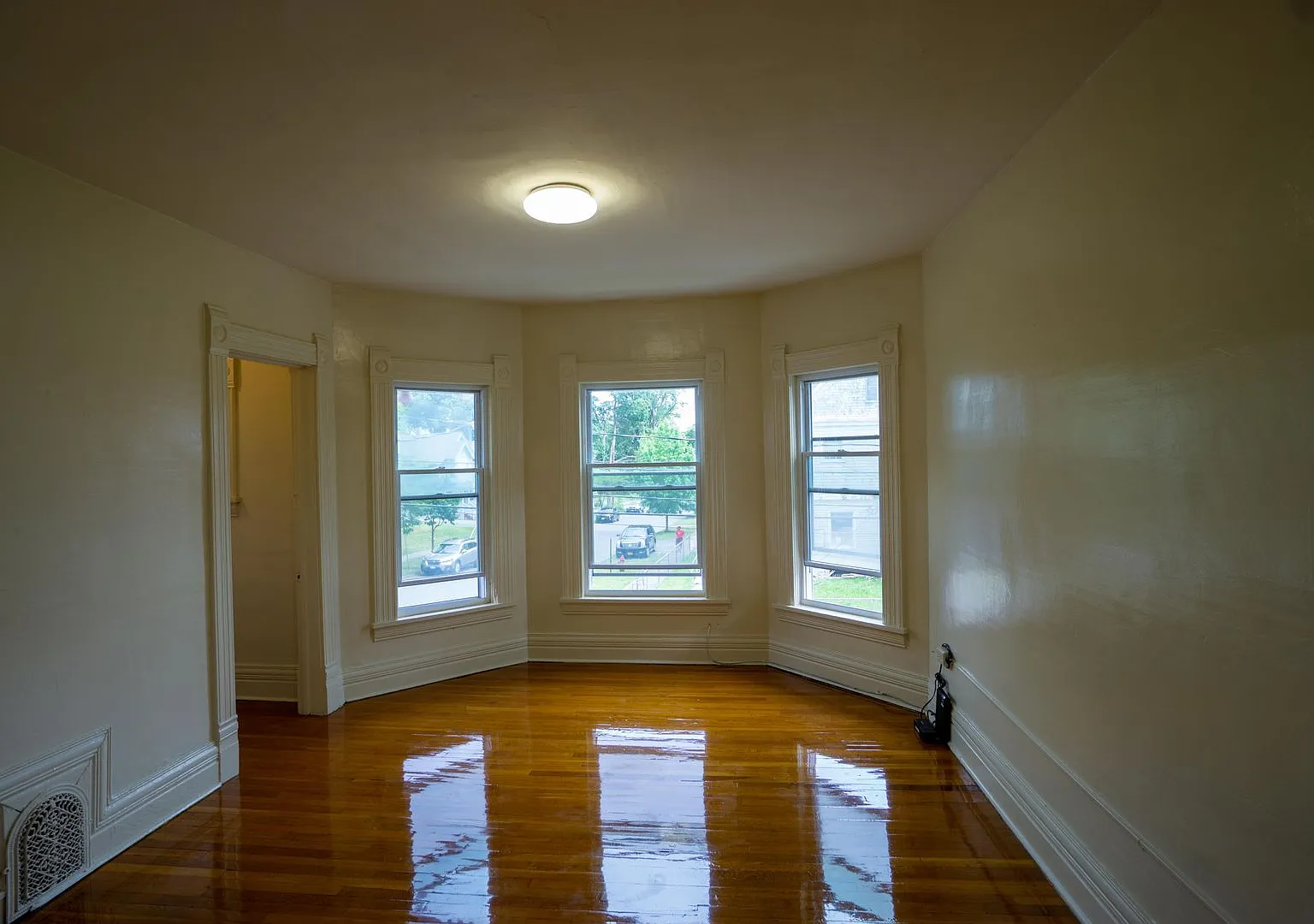112 Dell Apt 2 - Available 7/1/27 - Charming Second Floor Apartment One Block From Shops, Eaterie... — Photo 1