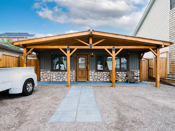 5025 W 47th St, Sylvan Lake, AB T4S 1C5