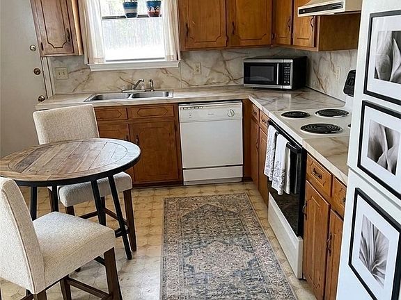 4th image of 211 Horseshoe Dr