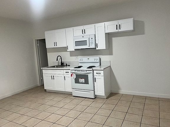 3rd image of 6705 Woodman Ave #2A