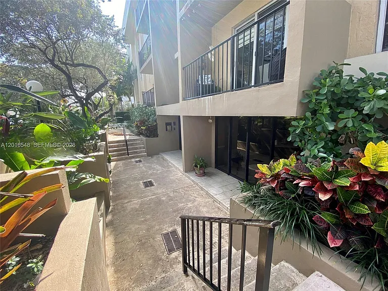 110 Salamanca Ave #PENTHOUSE — Photo 3
