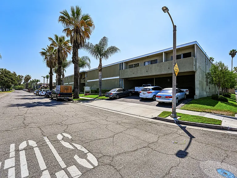 Magnolia Palms — Photo 20