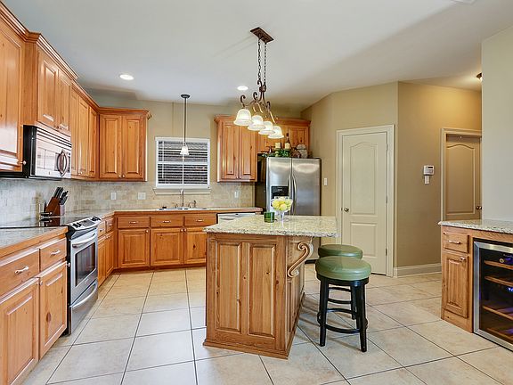 5th image of 15220 Amanda Dr