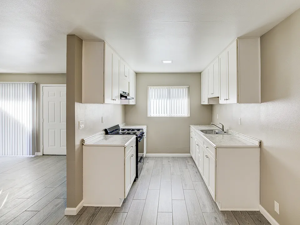 233 W Nicolet St #4
