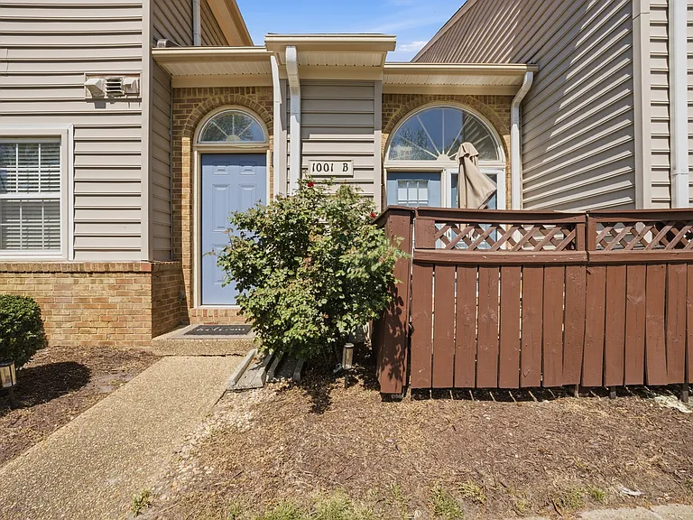 1001 Saint Andrews Way #B — Photo 3