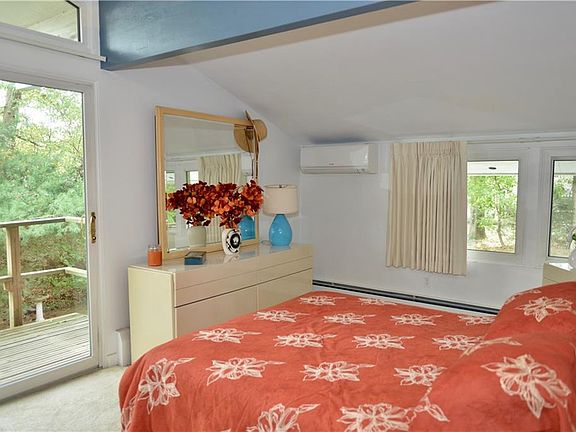 4th image of 16 Candle Hill Ct