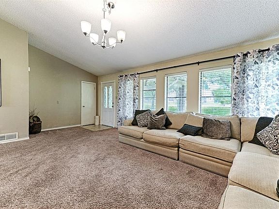5th image of 207 Southridge St