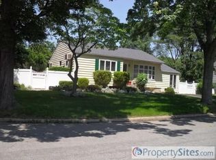 27 North Ln, Huntington, NY 11743