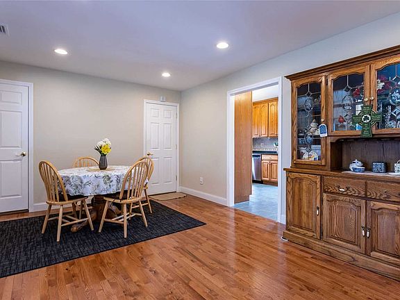 4th image of 323 Amityville St