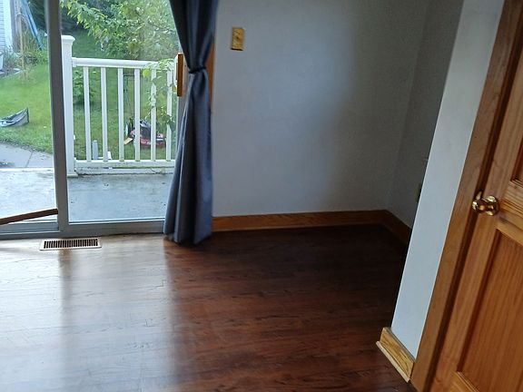 3rd image of 819 Wyandotte Ave #B