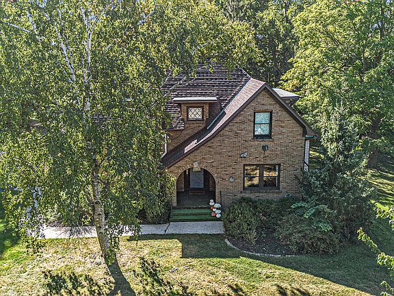 2nd image of 3000 Lake Michigan Dr NW
