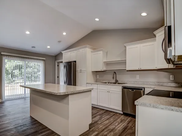 1603 Charleston Dr #B, New Richmond, WI 54017