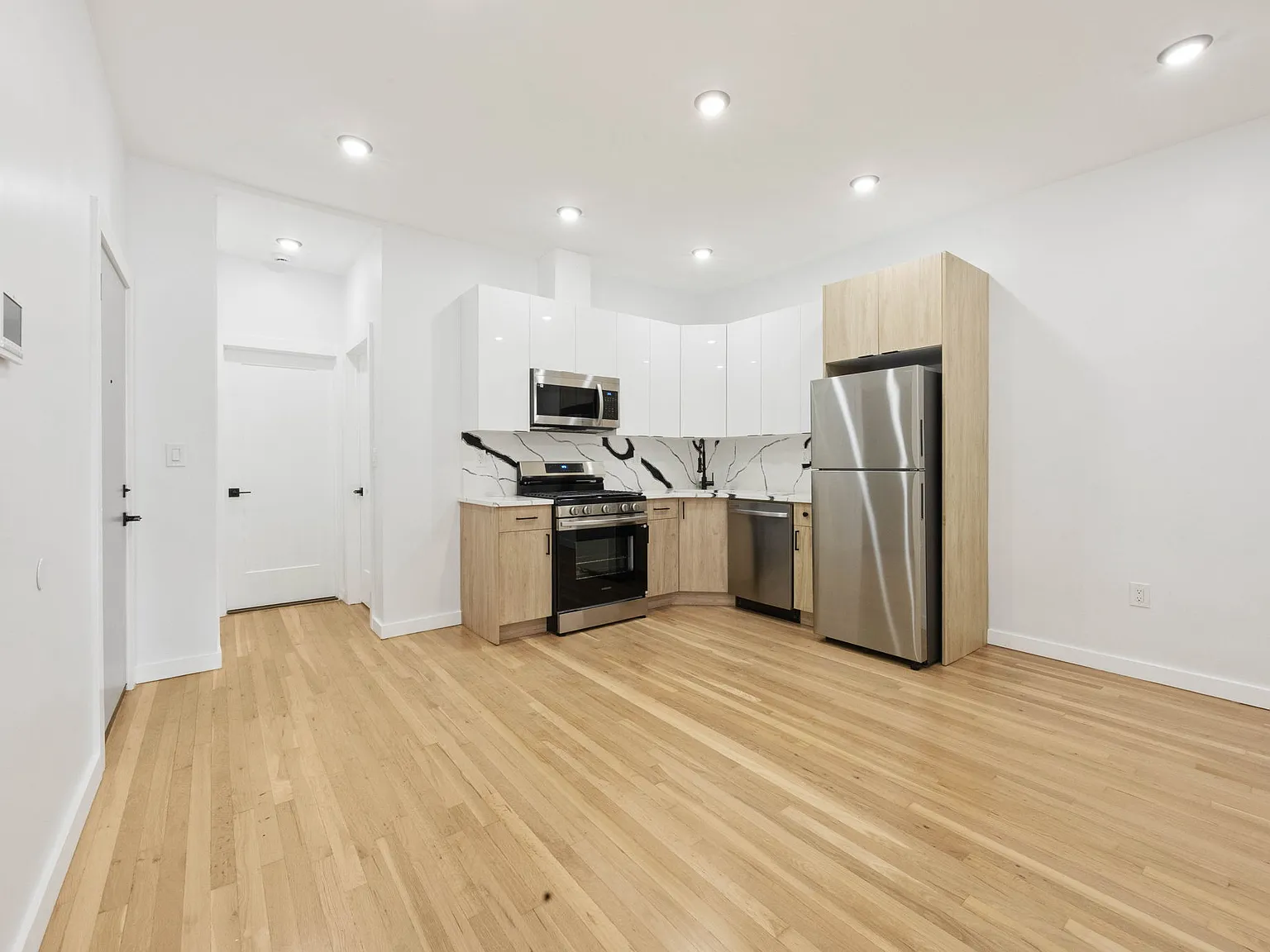 2 bed, 900 sqft, $2,800 — Photo 1