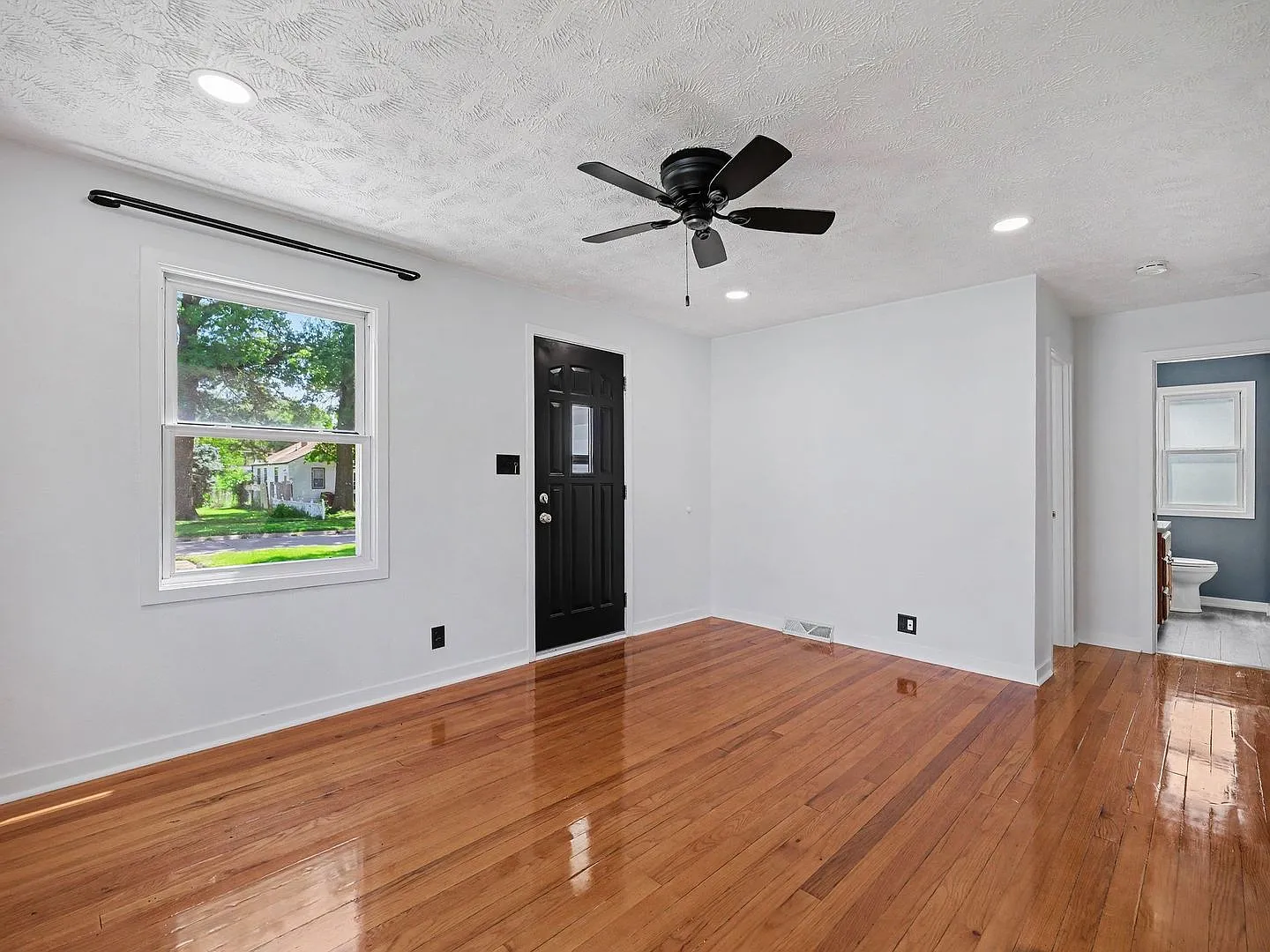 Charming 2-Bedroom Home in Old Town Bellevue! — Photo 4