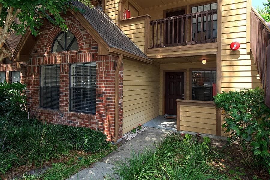 2nd image of 340 Forestway 108 Cir