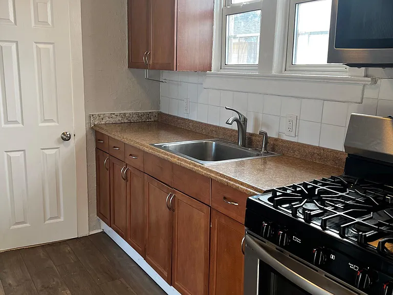 615 2nd Ave #4 — Photo 3