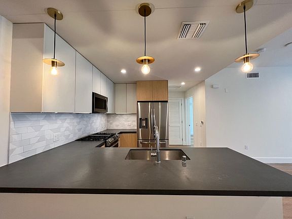 4th image of 1001 N Fairfax Ave #207