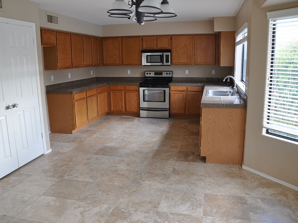 Modern Eat-in Kitchen