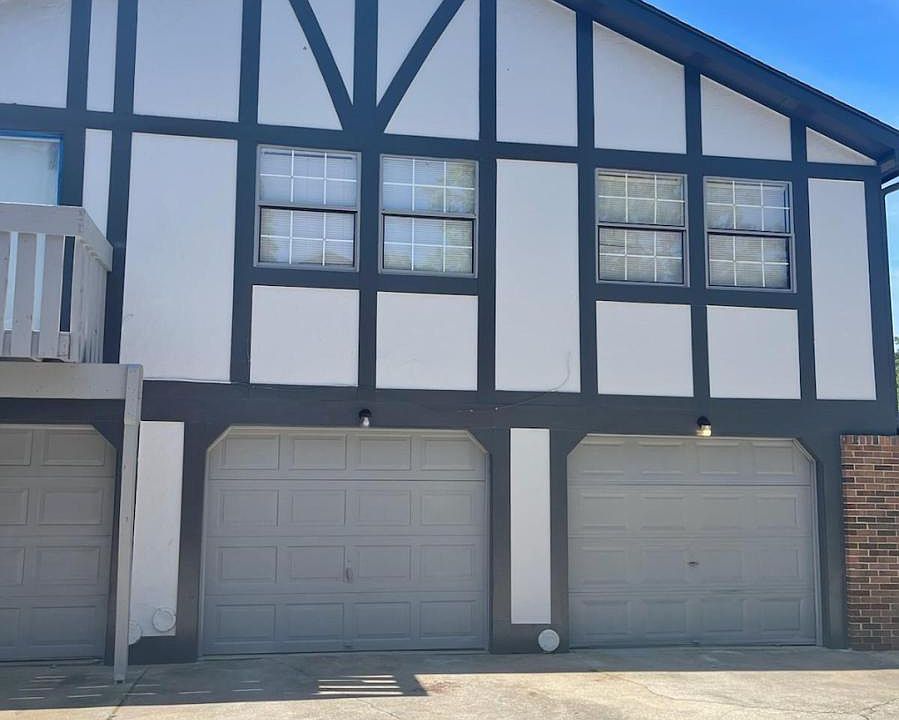 1 Car garage, 1 balcony for each tenant and 1 off street parking space