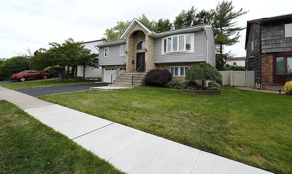 1st image of 46 Valley Ln E
