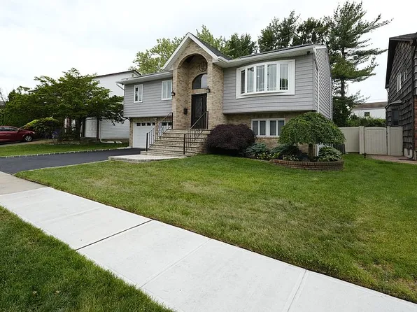 46 Valley Ln E, Valley Stream, NY 11581