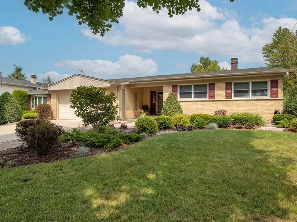 1822 E Cree Ln, Mount Prospect, IL 60056