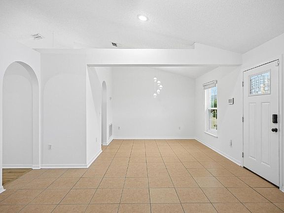 5th image of 38 Bud Field Dr