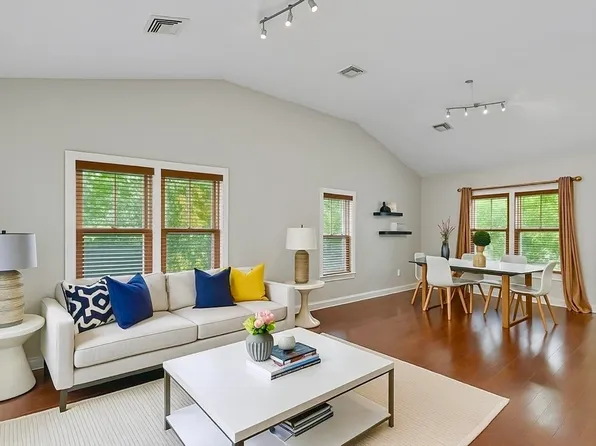 121 Green St Unit 304, Jamaica Plain, MA 02130