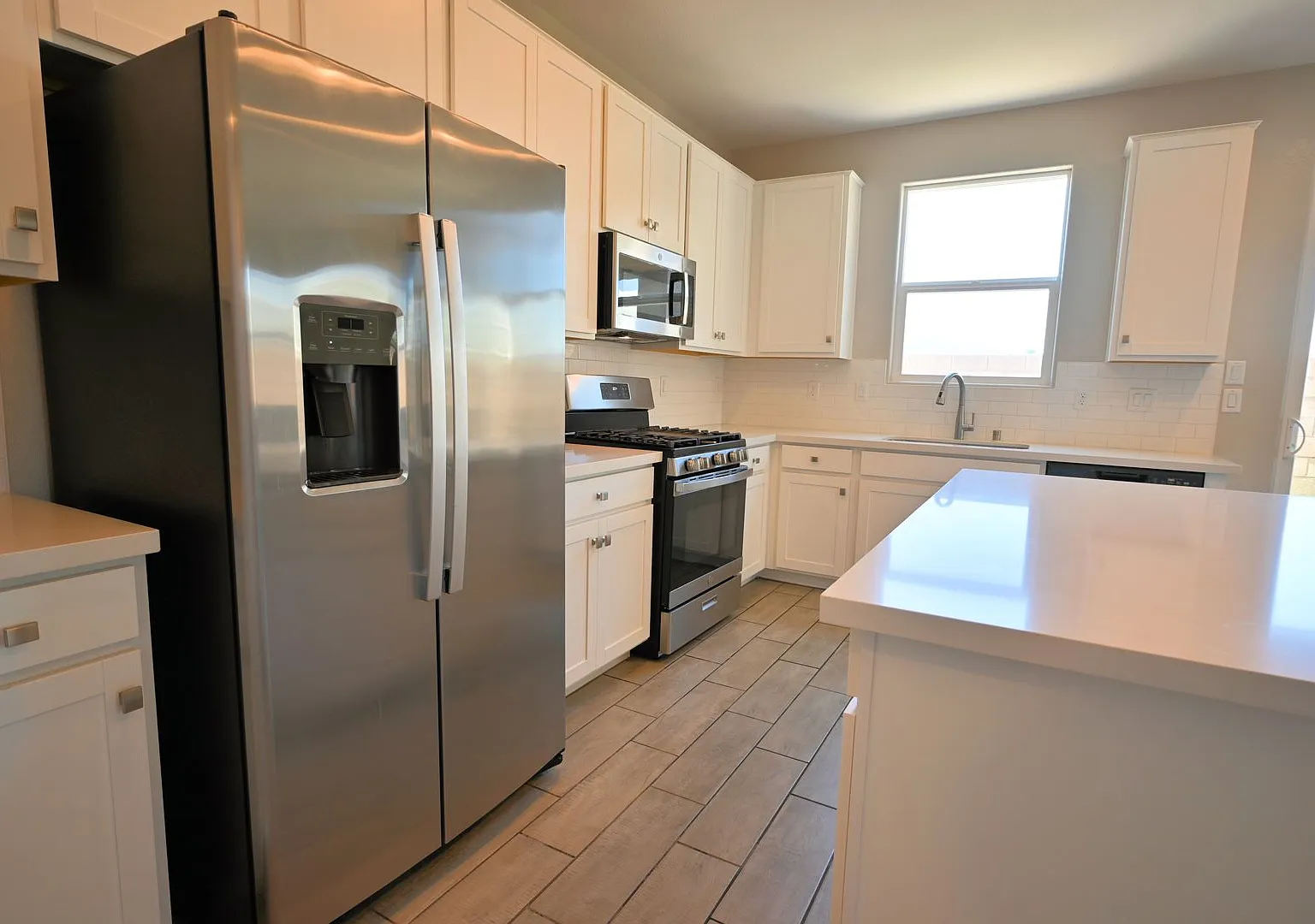 3 Bedroom House - Southwest - No Pets -10205 Starlit Canyon Ct — Photo 4