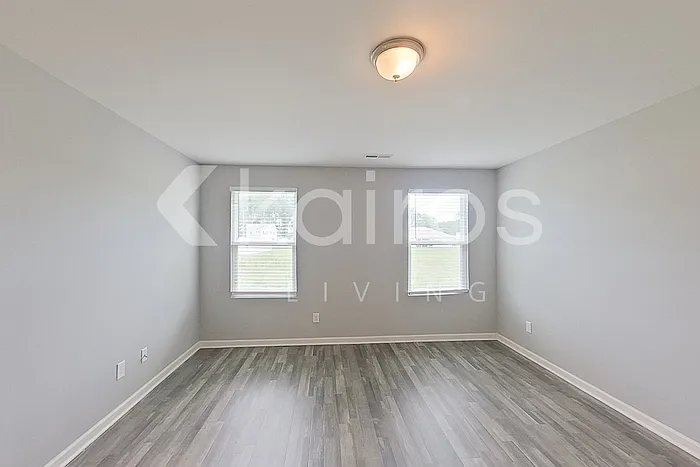 102 Kyles Dr — Photo 2