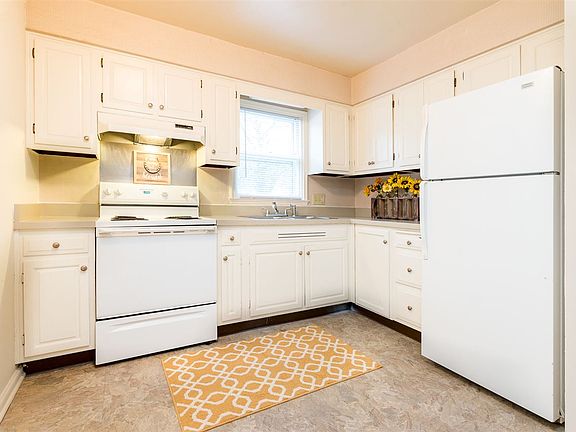4th image of 1446 E Fox St