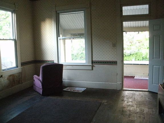4th image of 123 N East St