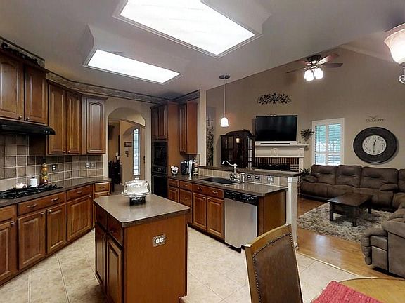 4th image of 920 Briar Oak Dr
