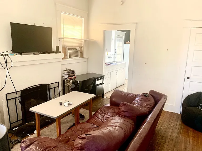 725 E 5th St #1 — Photo 4