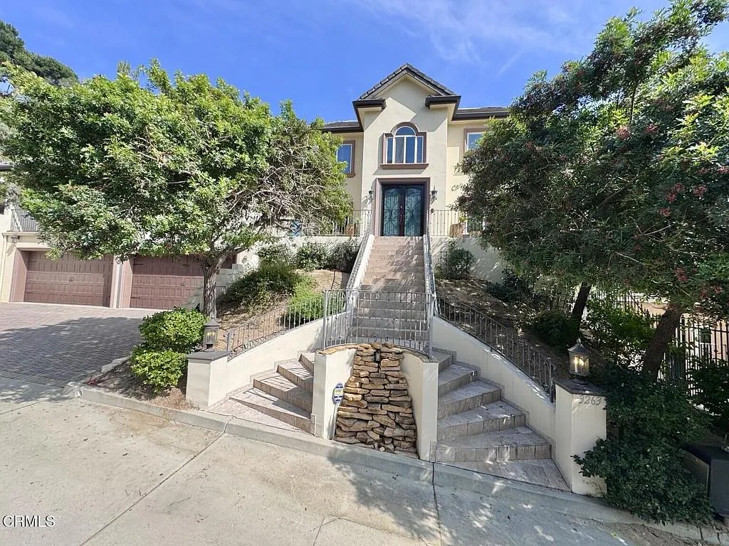 7 bed, 5.5 bath, 6160 sqft, $10,300 — Photo 2