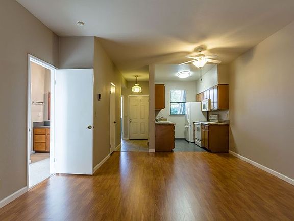 3rd image of 127 Shoreline Ct