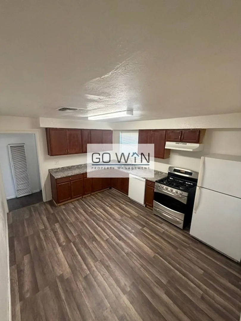 3 Bedrooms/ 1.5 Bathroom Rent Ready — Photo 1