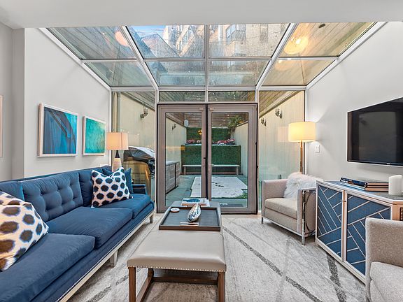 2nd image of 6 Bedford St #Townhouse M