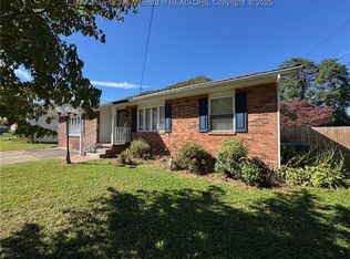 6 Little Dog Ln, Mount Carbon, WV 25139