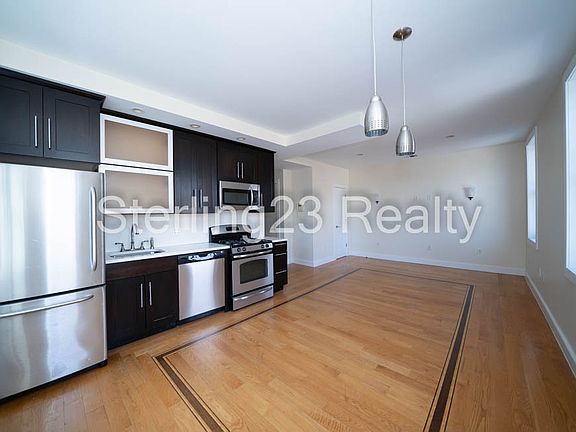 4th image of 26-20 Hoyt Ave S #2F