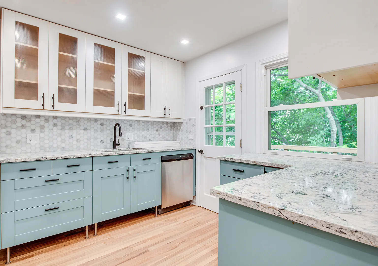 5 bed, 2240 sqft, $4,900 — Photo 4