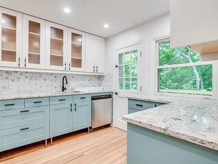 1108 Emerald Dr — Photo 4