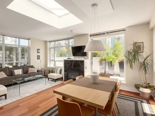 988 Richards St #Penthouse 803, Vancouver, BC V6B 8R2