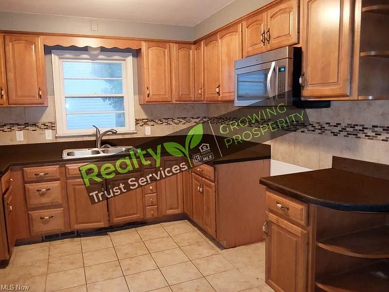 2332 North Taylor Road Cleveland Heights OH 44112 - 2332 North Taylor Road — Photo 4