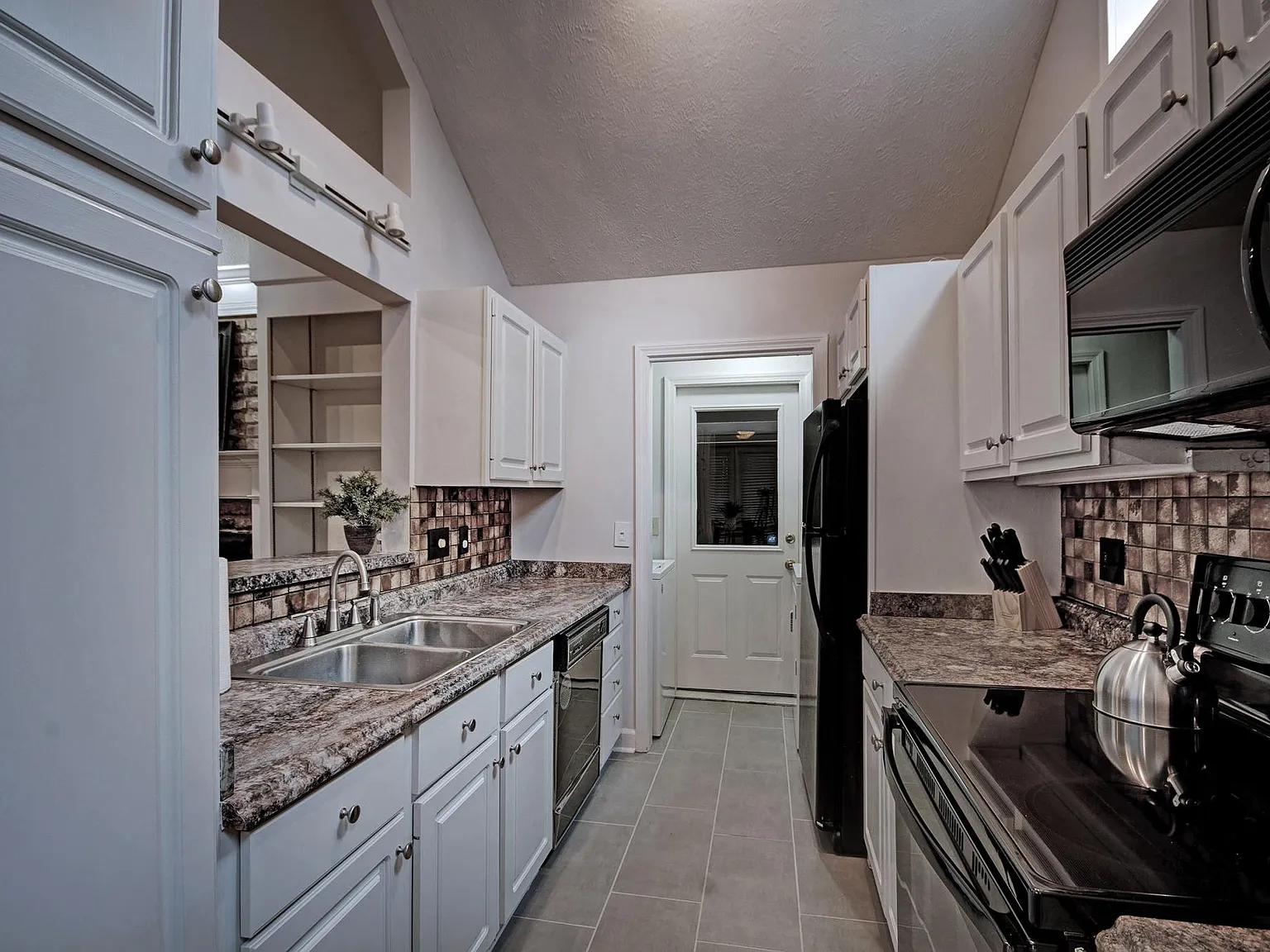 2 bed, 1699 sqft, $3,900 — Photo 3