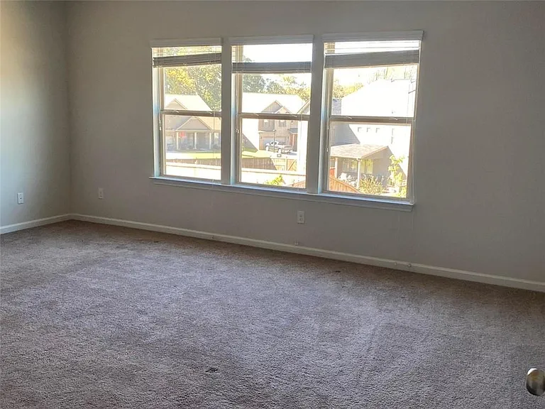 5650 Mirror Lake Dr — Photo 19