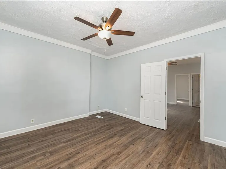 E. Walnut Hills - Cute 2 Bed In Upper Of 2 Family — Photo 15